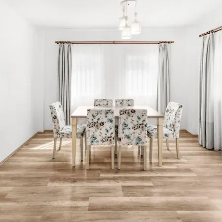 Dibek Homes & בית הארחה